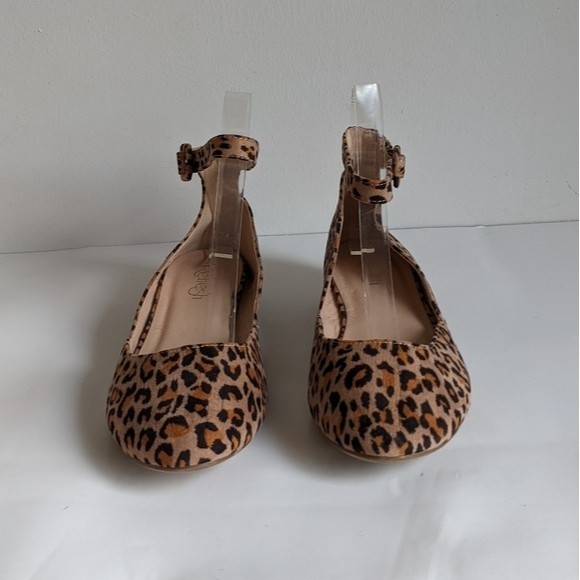 Refresh Women's Cheetah Print Wedge Ankle Strap Flats Size 9.5 - Picture 2 of 7